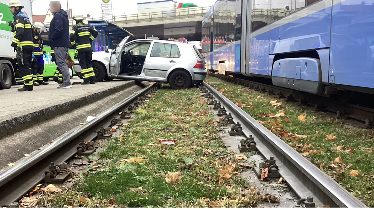 München: Verkehrsunfall an der Trambahnhaltestelle Donnersbergerstraße - München