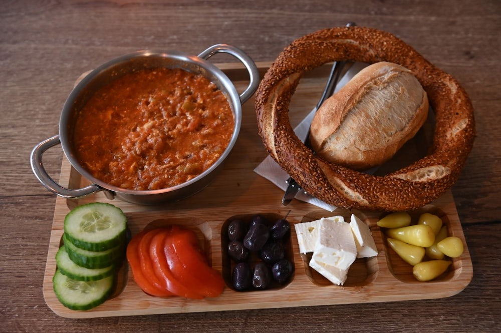 Im Café Violin gibt es die türkische Eierspeise Menemen. Für Ceren Oran ist es das beste Menemen der Stadt.