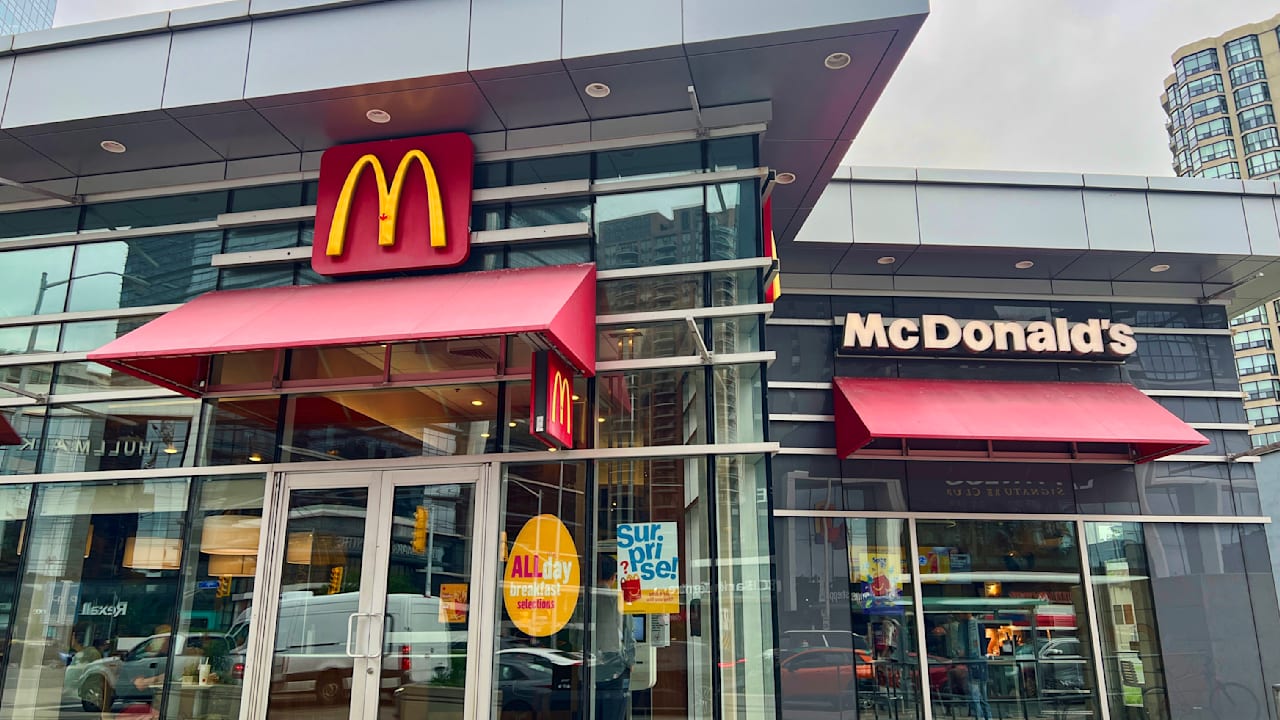 Kassel: Kind (2) muss nach Happy Meal bei McDonald’s in Klinik | Regional