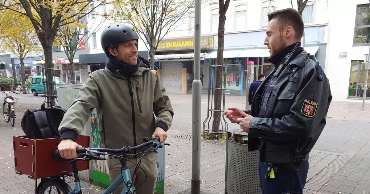 Verbotene Fahrt: Polizei kontrolliert Fahrräder und E-Scooter - Ludwigshafen