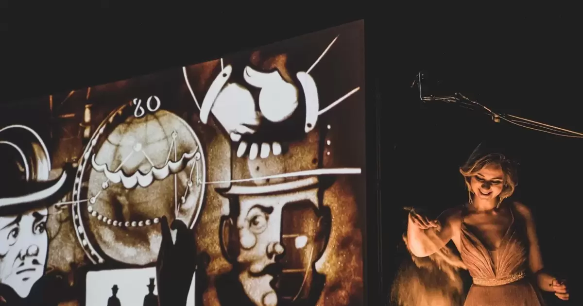 Leuchtende Sandkörner auf Leinwand: „Queen of Sand“ in Friedenskirche - Ludwigshafen