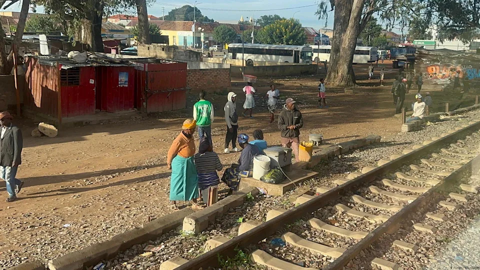 Die Anwohner und Gemeinden entlang des Lobito-Korridors haben keinen wirtschaftlichen Nutzen durch die Bahnstrecke, sagen Kritiker<span class="copyright">Borralho Ndomba/DW</span>