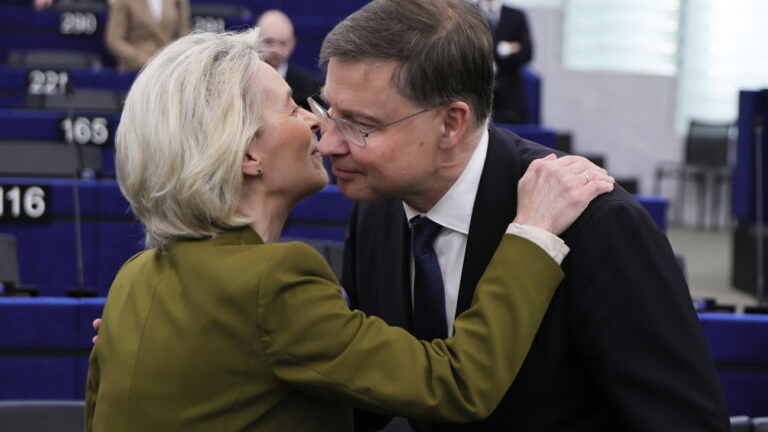 EU-Kommissar fordert rasche Auszahlung von G-7-Krediten an die Ukraine