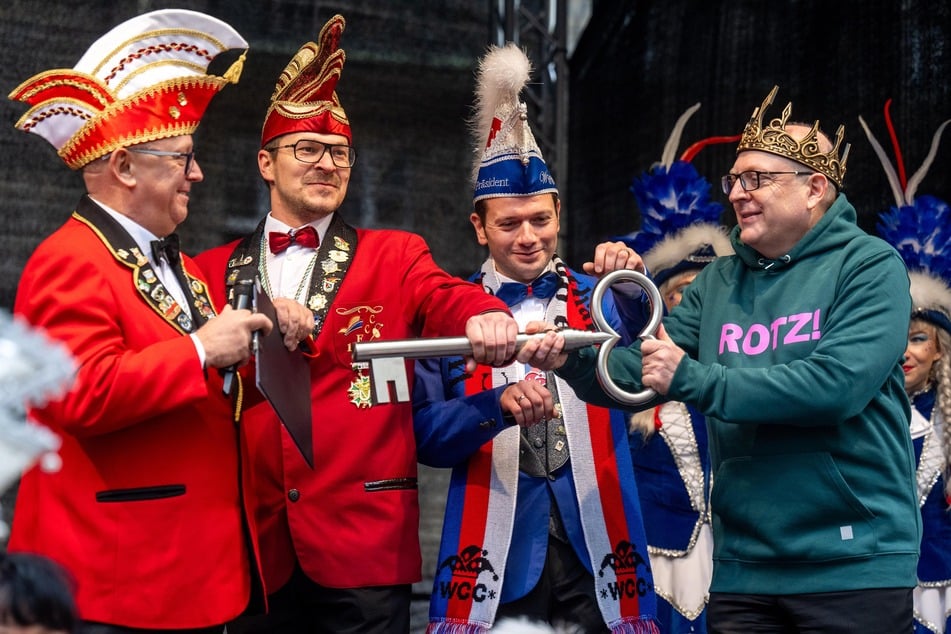 OB Schulze (r.) übergibt der Tradition entsprechend den Schlüssel zum Chemnitzer Rathaus an die Närrinnen und Narren.