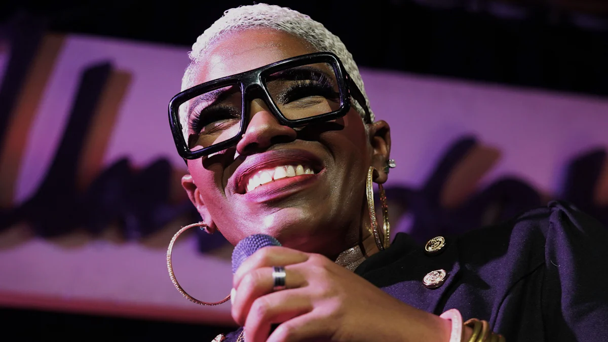 Entertainment mit Anspruch und ikonischem Look: Jazz-Sängerin Kennedy in München – eine Kritik - München