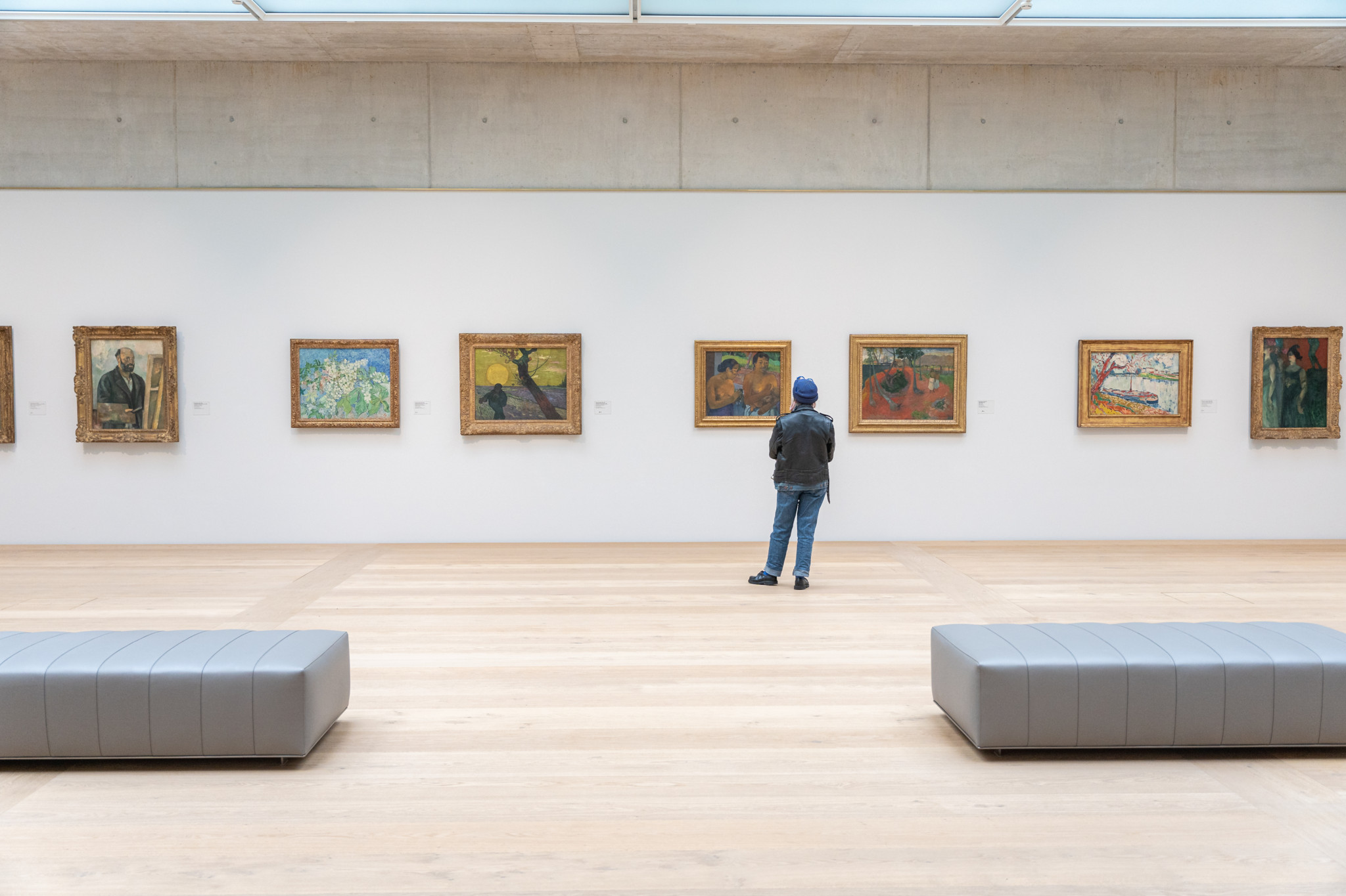 Ein Besucher betrachtet Gemälde an der Wand im Kunsthaus Zürich während der Neueröffnung.