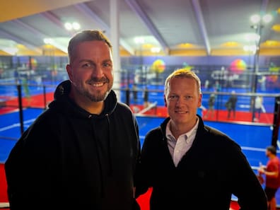 Haben dieses Jahr schon sechs neue Padel-Hallen eröffnet: Keyvan Haghighat (links), Head of Activation und Hauke Wagner, Geschäftsführer von Padelon. 