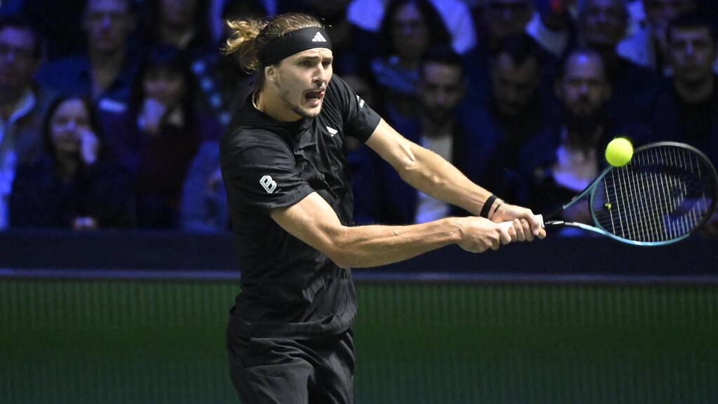 Zverev gewinnt irren Dreisatz-Krimi gegen Medvedev