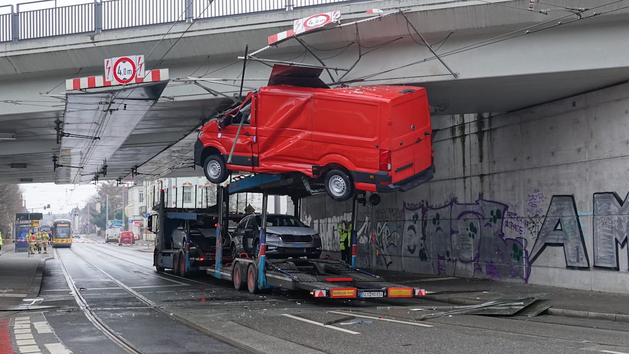Ungewöhnlicher Unfall in Dresden: Plötzlich hing ein Transporter an der Brücke | Regional