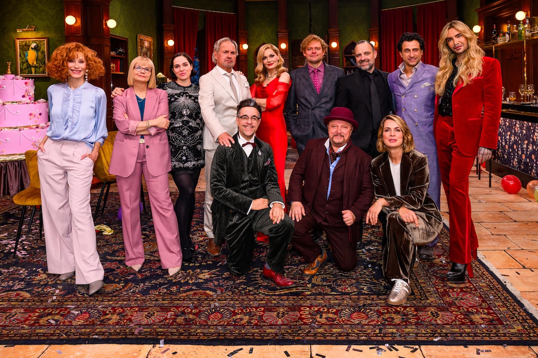 Der gesamte Cast posiert am Set für ein Gruppenfoto, auch Moderatorin Jessy Wellmer ist dabei.