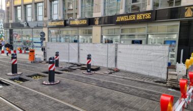 Ein Bauzaun in Kleinschmieden schränkt den Blick auf das dortige Juweliergeschäft stark ein.