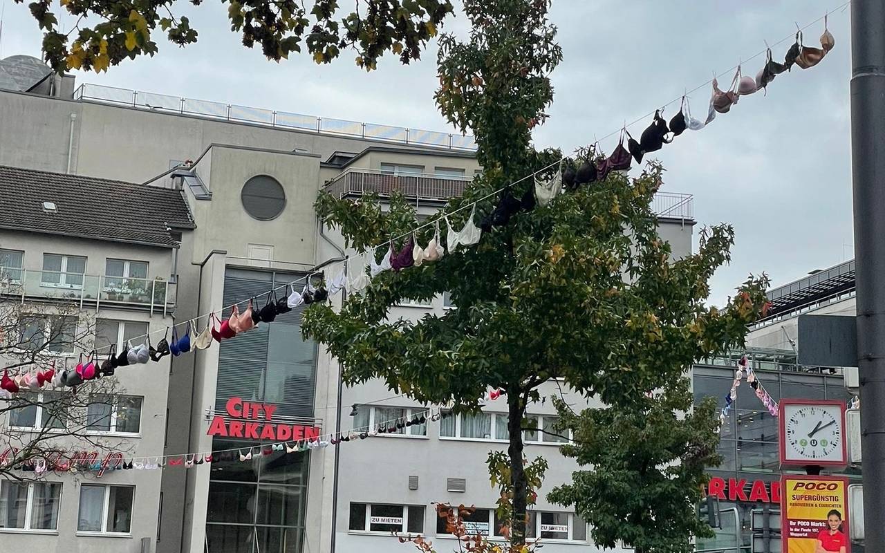 zu sehen sind BHs die über dem Platz am Kolk hängen