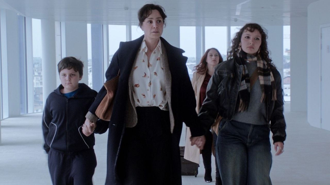 Alice (Myriem Akheddiou) schafft es mit ihren Kindern gerade noch rechtzeitig zum Gerichtstermin.