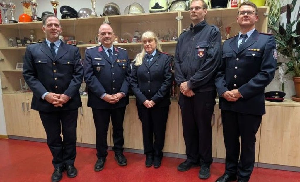 Der neue Vorstand beim Feuerwehrverband Halle e.V. wurde am Donnerstagabend gewählt. Im Vorstand sind: Von links - Daniel Schöppe, Andy Ziems, Constanze Radam, David Faatz und Michael Schiedewitz. 