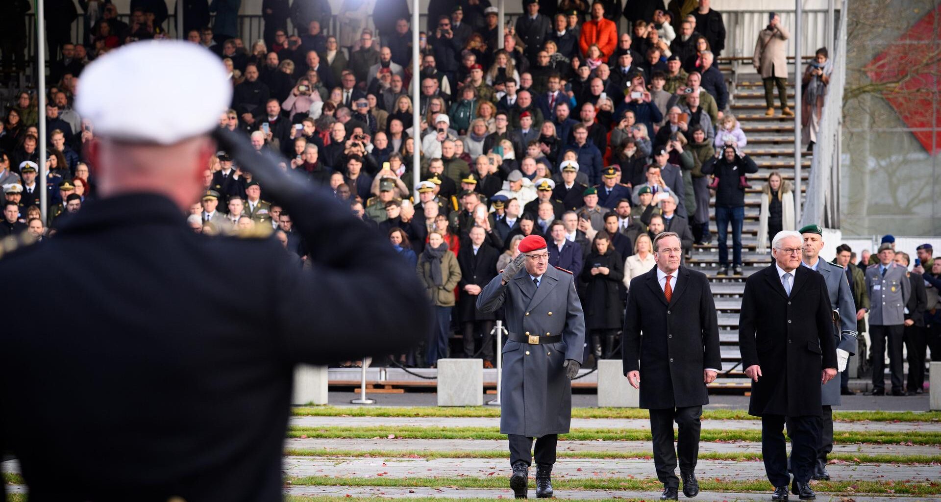 Carsten Breuer (l-r), Boris Pistorius und Bundespräsident Frank-Walter Steinmeier gehen beim Feierlichen Gelöbnis als Zentralveranstaltung zum 70. Jahrestag der Bundeswehr die Reihen der Rekruten ab.