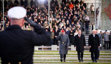 Carsten Breuer (l-r), Boris Pistorius und Bundespräsident Frank-Walter Steinmeier gehen beim Feierlichen Gelöbnis als Zentralveranstaltung zum 70. Jahrestag der Bundeswehr die Reihen der Rekruten ab.