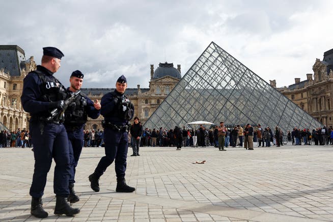 Französische Polizisten patrouillieren vor dem Louvre, die Juwelendiebe allerdings fassten israelische Spezialisten.