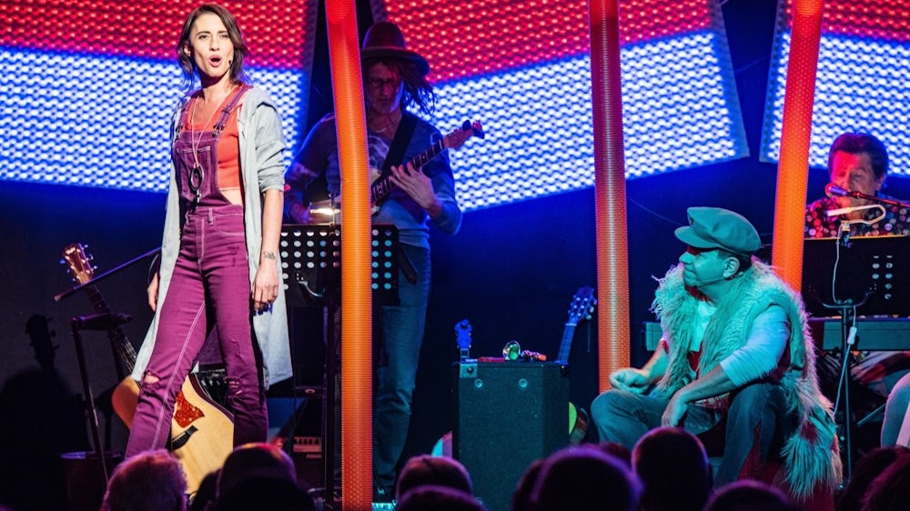 „Peace, Leute - und bloß keine Gewalt“: Melanie Oster als Robins Gefährte Little John (links) und Sandro Luzzo als Sheriff von Nottingham in der Räuberpistole „Robin Hut - König der Liebe“.