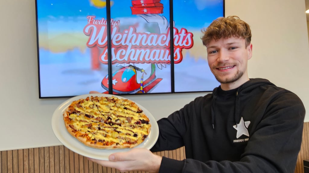 Robert Völtz präsentiert einen der Renner in der Weihnachtszeit -  die Pizza „Festtagsbraten“.