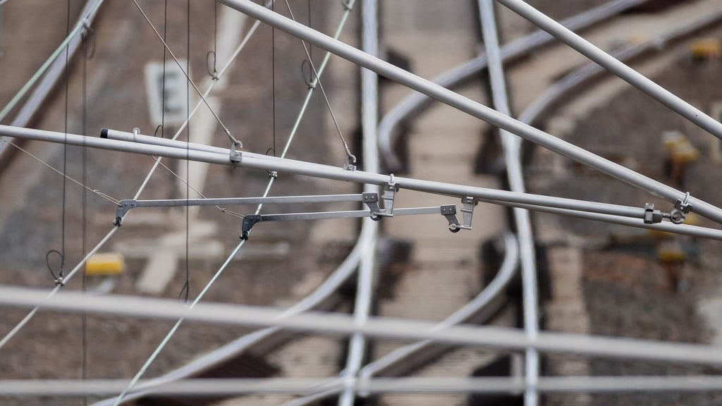 Nach Oberleitungsschaden – Bahnverkehr läuft wieder stabil