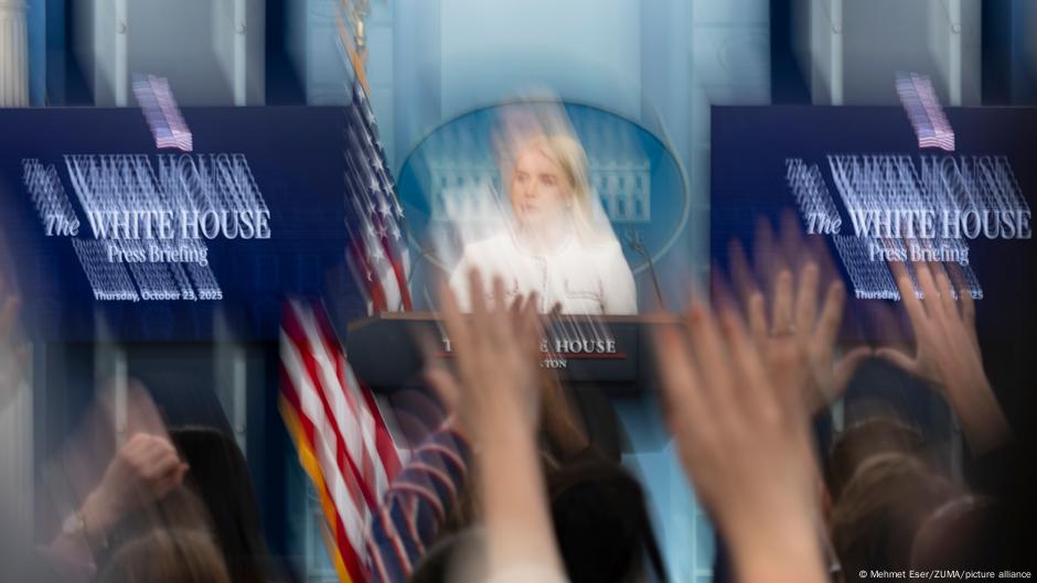 Weißes Haus verschärft Regeln für Reporter – DW – 01.11.2025