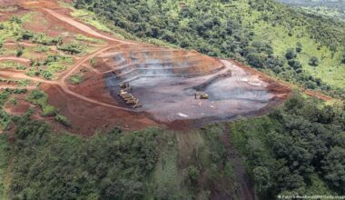 Wie China und die USA um Afrikas Rohstoffe buhlen – DW – 14.11.2025