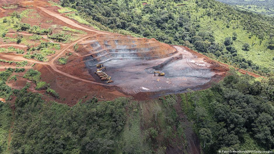 Wie China und die USA um Afrikas Rohstoffe buhlen – DW – 14.11.2025