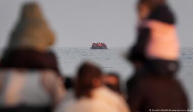 Britische Regierung will Asylregeln drastisch verschärfen – DW – 16.11.2025