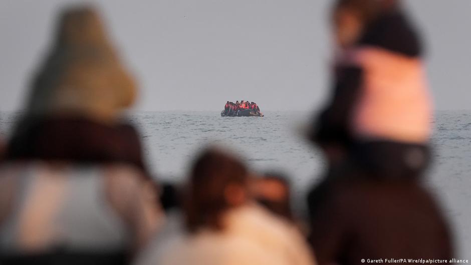 Britische Regierung will Asylregeln drastisch verschärfen – DW – 16.11.2025