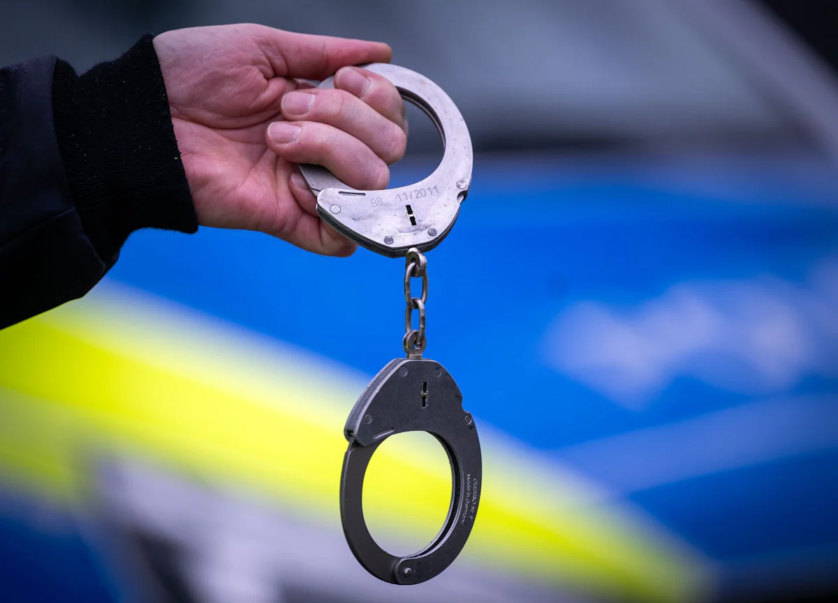 Karlsruhe - Betonplatte von Balkon getreten – Mann in Untersuchungshaft - Panorama