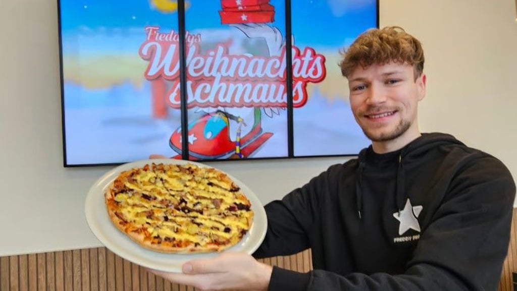 Robert Völtz präsentiert einen der Renner in der Weihnachtszeit - die Pizza „Festtagsbraten“. 