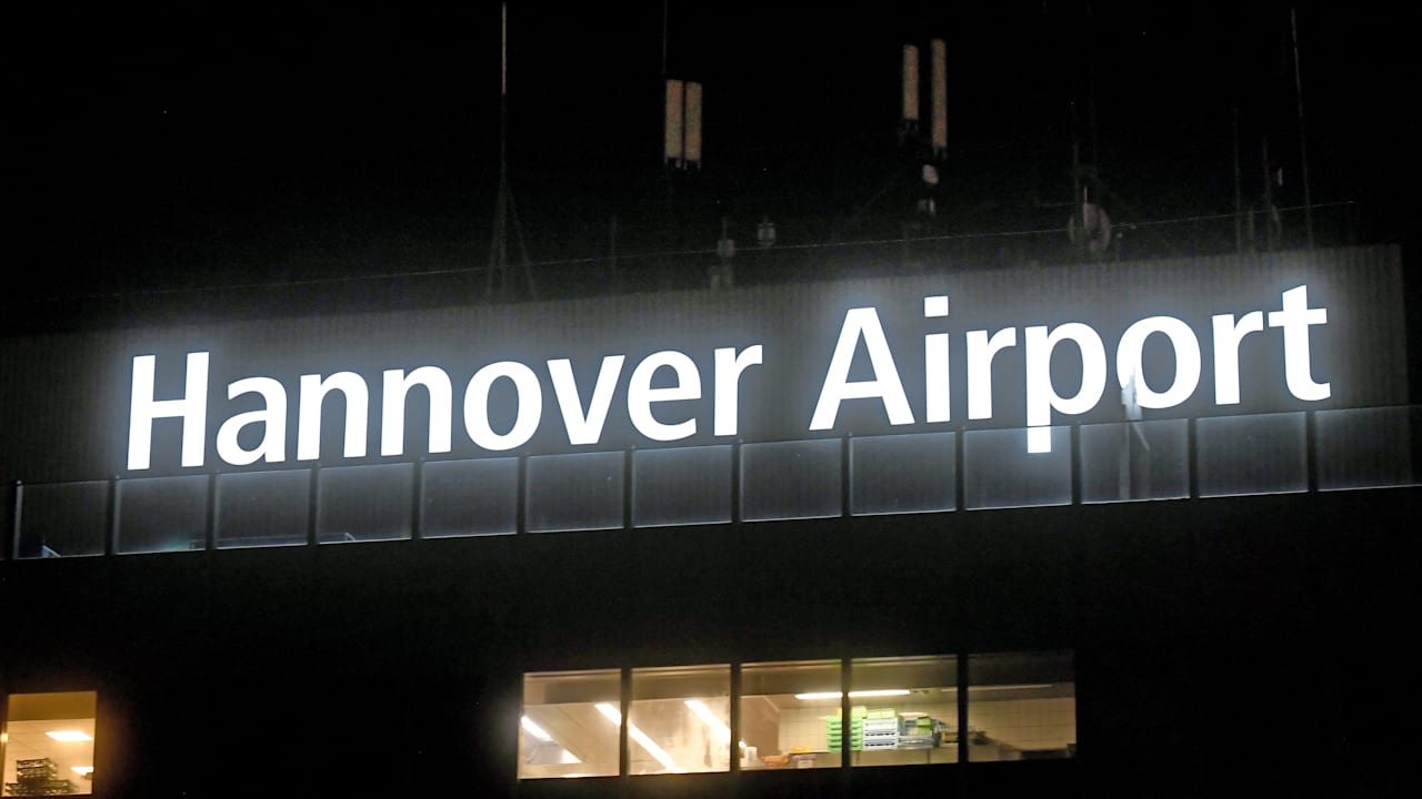 Flug nach Hamburg umgeleitet: Drohnen-Alarm am Flughafen Hannover | News