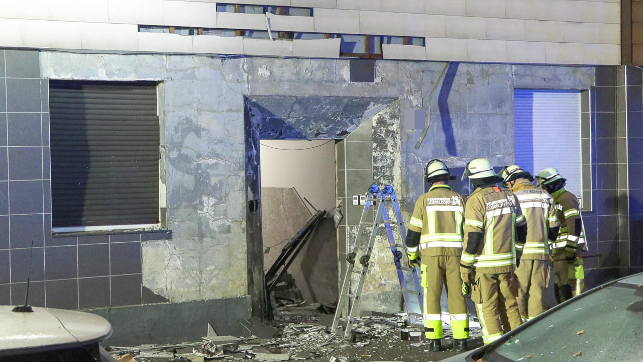 4.15 Uhr in Düsseldorf: Explosion zerstört Eingang von Mehrfamilienhaus | News