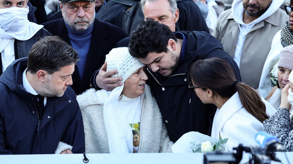 Nach dem Mord an Mehdi Kessaci durch die Mafia trauern etwa 6000 Menschen mit dessen Bruder Amine Kessaci und der Mutter Ouassila Benhamdi Kessaci.