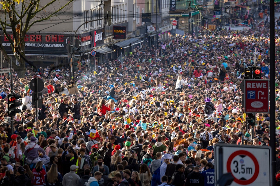 Karneval in Köln: Zülpicher Straße voller als an Weiberfastnacht