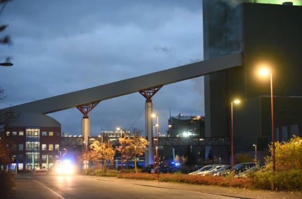 Zahlreiche Einsatzkräfte sind bei der Bekämpfung auf dem Gelände der Saale Energie am Kraftwerk in Schkopau vor Ort.