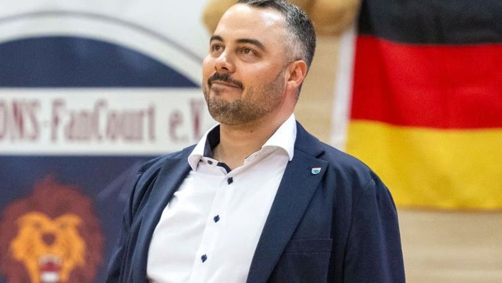 Timur Topal trainiert seit 2023 die Frauen des Syntainics MBC. Für Filme bleibt nur noch wenig Zeit. 