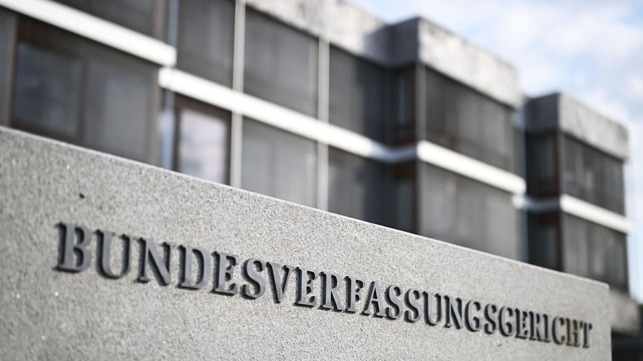 Karlsruhe-Hammer! Abschiebungen werden noch schwerer | Politik