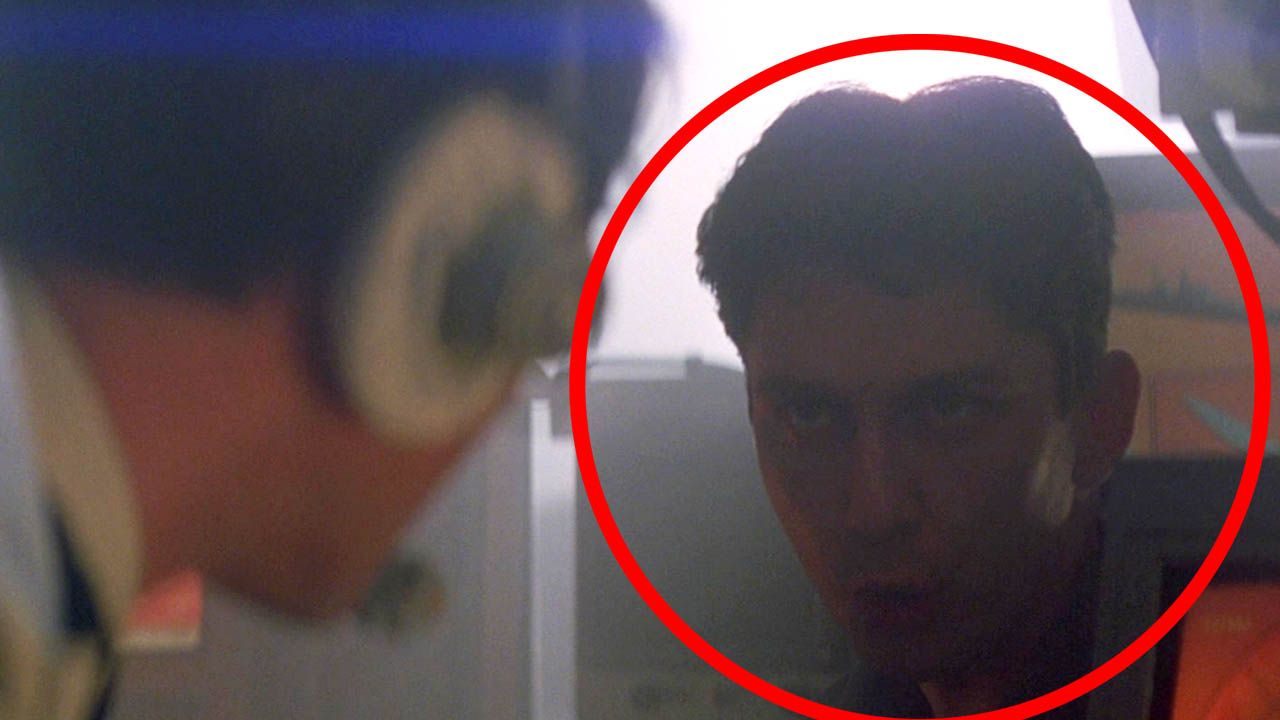 Er spricht im Film nur einen einzigen Satz: Habt ihr diesen Action-Superstar in "James Bond 007 – Der Morgen stirbt nie" erkannt? - Kino News