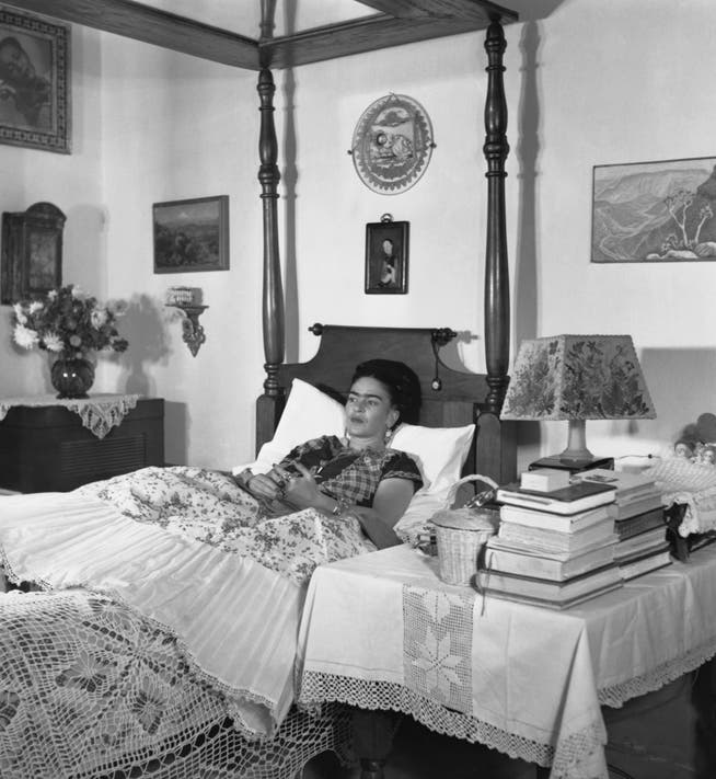 Frida Kahlo in ihrem Himmelbett, in dem sie oft malte, auf einer Aufnahme aus dem Jahr 1952.