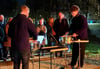 Die Perkussionisten Johannes Berner und Moritz Schneider-Strittmatter begleiteten das Feuer mit eindrucksvollen Trommelklängen.