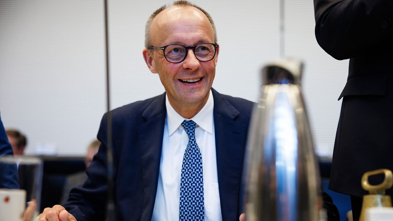 In Unions-Fraktionssitzung: Merz zeigt Schock-Grafik über Deutschland | Politik