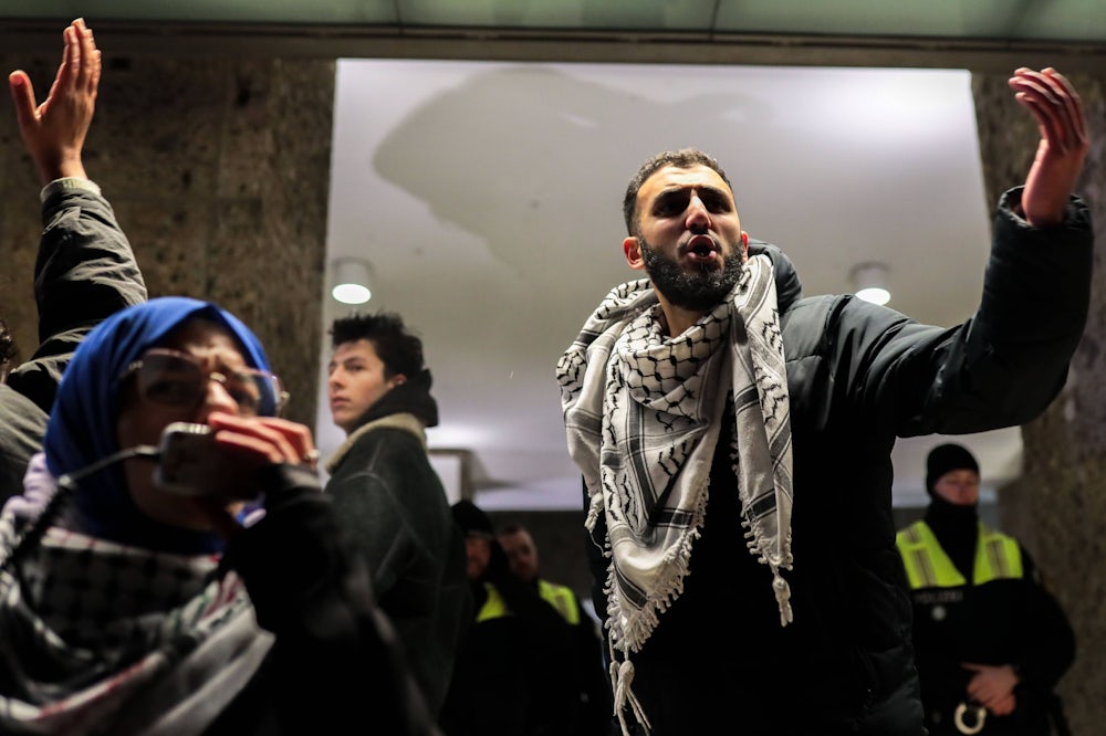 Einige Aktivisten protestierten im Hauptgebäuder der TUM weiter. Die Polizei hatte sie vorher gebeten, sich an die vorher angemeldete Route zu halten.