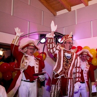 Prinz Sascha steht mit weiteren Karnevalisten auf der Bühne in Marmagen.