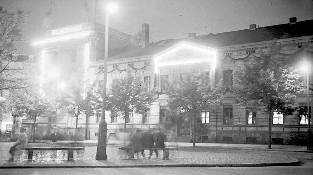 Auch abends weithin sichtbar residierte am Riebeckplatz das Vorgängerunternehmen der Havag, die Werke der Stadt Halle AG, Abteilung Straßenbahn (WEHAG). Das Foto entstand 1934.