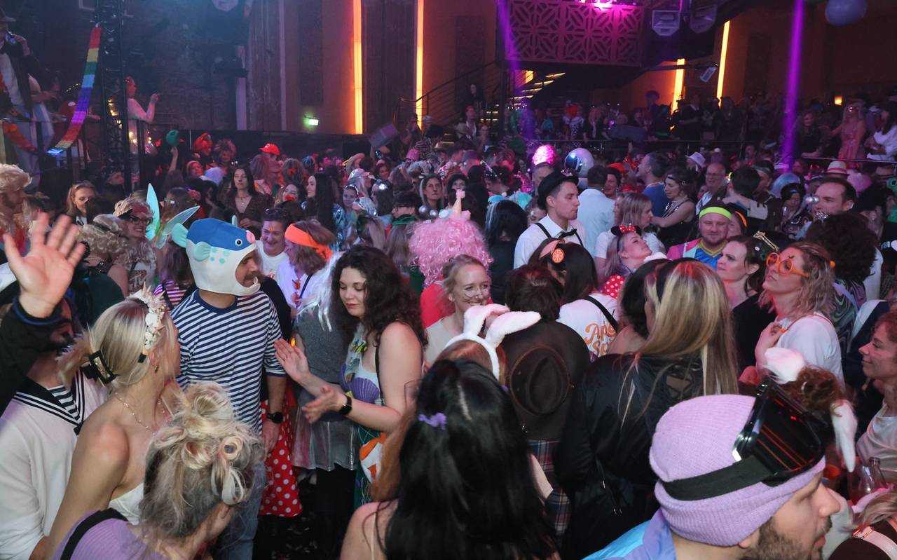 Verkleidete Menschen feiern bei der Altweiberparty von Antenne Düsseldorf in der Nachtresidenz.