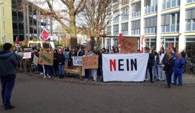 Protest vor Klinik: Pflegekräfte sollen jetzt auch noch putzen | Regional