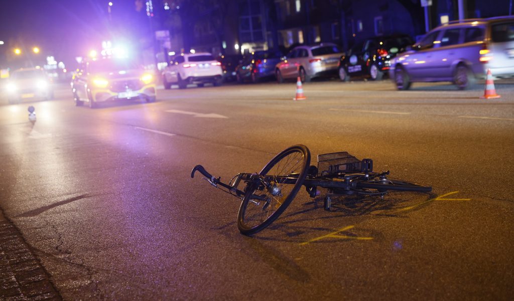 Radfahrer (19) fährt bei Grün – Auto erfasst ihn