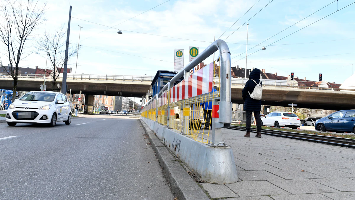 München: Nach Unfällen - Stadt stellt Aufprallschutz an Donnersbergerstraße auf - München