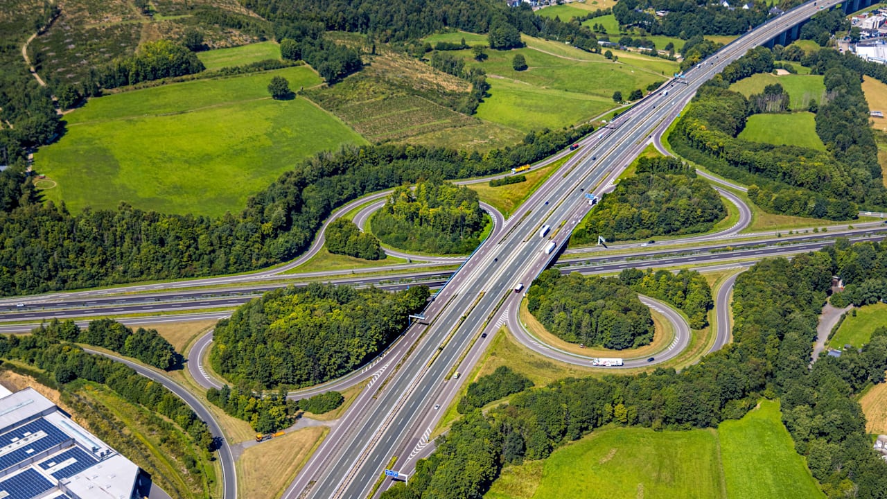 A45: Leichenteile auf Autobahn entdeckt – Vollsperrung! | Regional